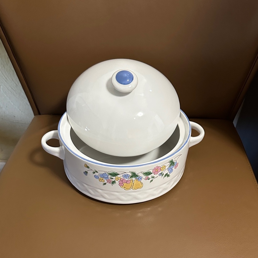Vintage Vina Fera Radiance Pattern Casserole Dish with lid